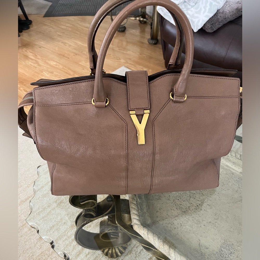 Yves Saint Laurent Leather Cabas Chyc
Tote Large with COA